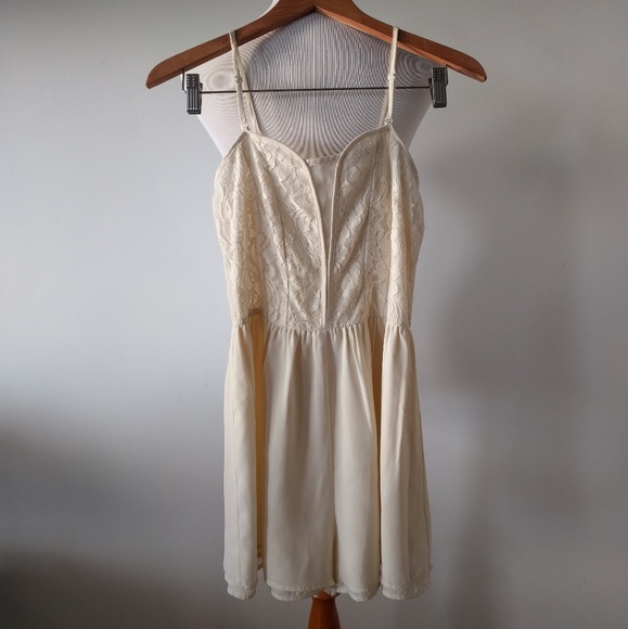 ❎ *Sold* Cream Lace Romper - Picture 1 of 6